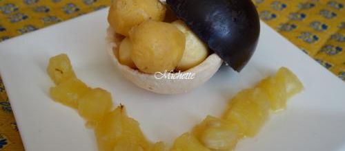 Coque en chocolat et meringue, sorbet, glace à la vanille et ananas