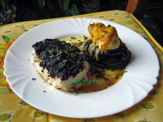 Dos de cabillaud à la tapenade faite maison, st Jacques, sauce corail, aubergine roulée