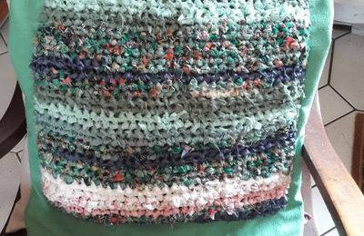 Une housse de coussin verte
