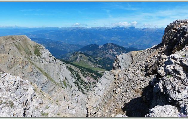 Dans la vallée, la mer de nuages a complètement disparu - Parc Naturel de Cadi Moixerò - Catalogne - Espagne