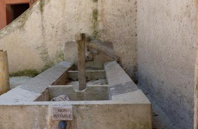 LAVOIRS ET AUTRES A LA ROQUEBRUSSANNE