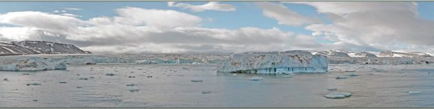 Tout le monde étant remonté à bord, le navire va traverser le Fjord Störfjorden pour rejoindre l'île Edgøya. Le Ct de bord semble vouloir rapprocher le navire d'une zone de beaux icebergs - Negribreen - Spitzberg - Svalbard - Norvège