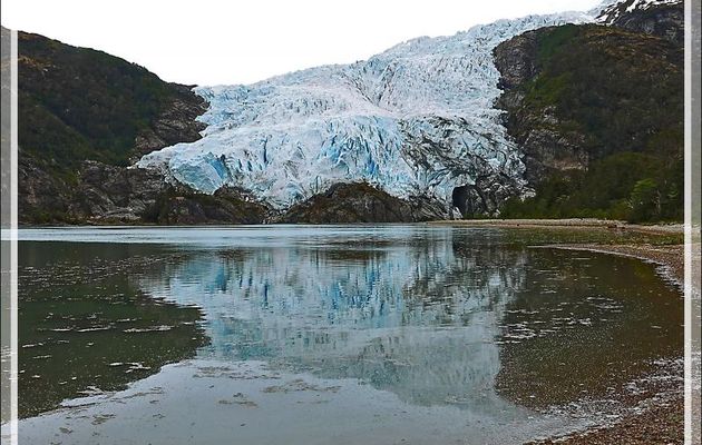 Comme quoi il est toujours bon de regarder en arrière : le Glacier Aguila se mirant dans l'eau de la baie ! - Terre de Feu - Patagonie - Chili