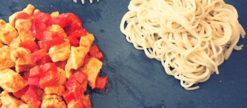 Poulet tandoori au poivron et nouilles chinoises