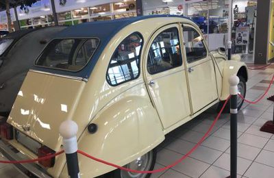 DEUX VOITURE 2 CV EXPOSEES