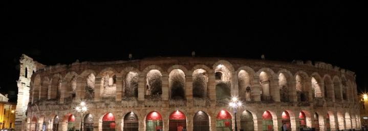 Les arènes de Vérone, amphithéâtre romain, by night, Italie