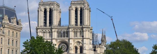 Notre-Dame de Paris : Une bâche pour la protéger de la pluie