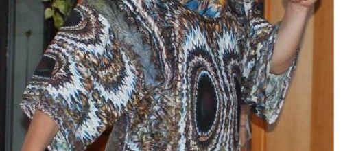 robe caftan avec tissu type imprimé digital - ailes de papillon col "cowl" roulé très large