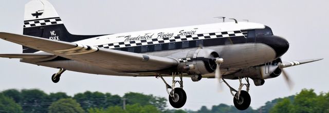 Douglas DC-3 NC43XX immatriculé N353MM Thunderbird Flying Service