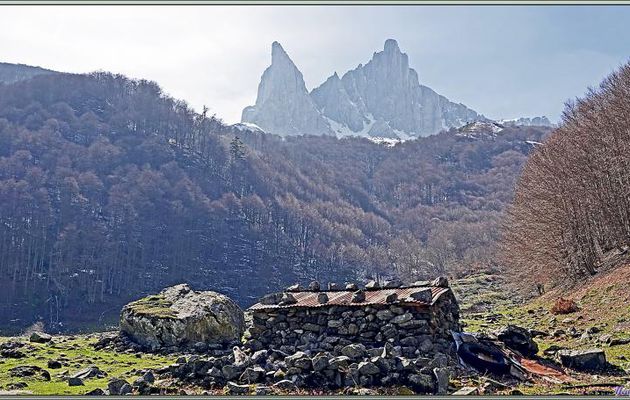 Panorama 360° interactif vu depuis la Prairie de Pédain, avec les Aiguilles d'Ansabère - Lescun - 64