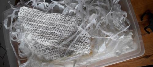 Crochetage d'une rabanne plastique en cours