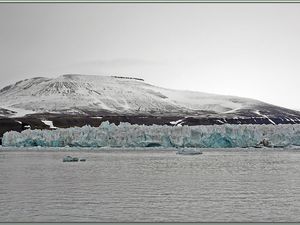 Un grand panorama de ce beau glacier (qui a été difficile à créer à cause du déplacement du navire) suivi de vues plus rapprochées prises depuis le navire Exploris One