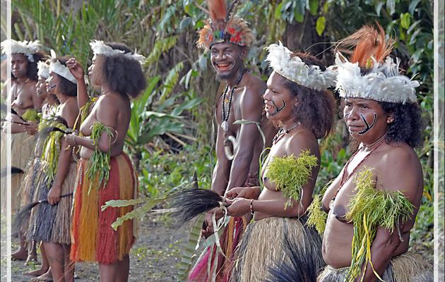 Les femmes et un futur danseur Waema (voir la vidéo pour les danses) - Alotau - Papouasie Nouvelle-Guinée