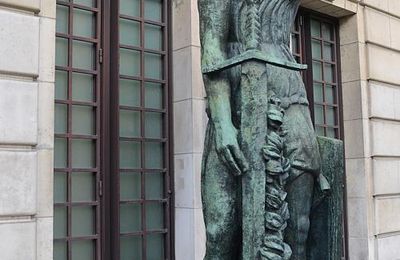Parvis du Musée d'Orsay : "La Victoire" de Antoine Bourdelle