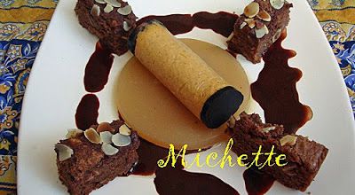 Rouleau de crème au caramel, lit de poire en gelée, sauce au chocolat-poire