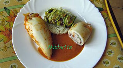 Calamar farci au poisson, sauce tomatée au poivron et anchois, riz, roulé de courgette