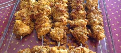 Brochettes de poulet panées aux céréales.