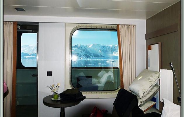 Vue par le sabord et la porte de notre cabine - L'Austral - Péninsule Antarctique