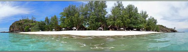 Dernière baignade devant notre bungalow de la plage sud ... en franchissant une "marée noire" -  Nosy Tsarabanjina - Archipel des Mitsio - Madagascar
