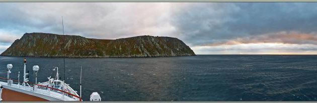 6 septembre 2016 : l'Austral s'ancre à l'abri de la forte houle devant le village abandonné de Ukivok, 64° 57' Nord, 168° 4' Ouest - King Island (Ugiuvak) - Détroit de Béring - Alaska
