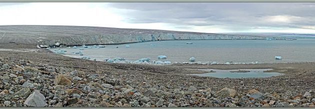 Nous débarquons sur une plage découverte par la fonte de la calotte glacière de Devon Island - Nunavut - Canada