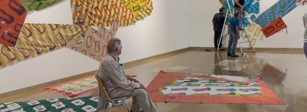 CLAUDE VIALLAT PEINT DANS LE CARRÉ D"ART