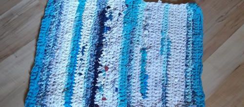 Tapis turquoise crocheté