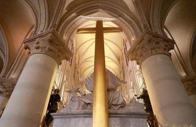 Cathédrale Notre Dame de Paris : le déambulatoire nord autour du choeur et l'abside