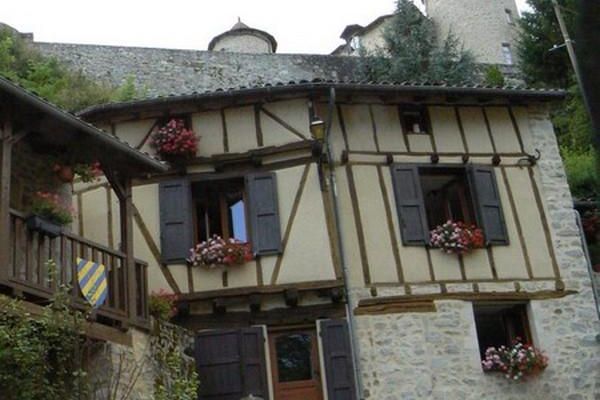 LAROQUEBROU, CITE DE CARACTERE (Cantal - 15)