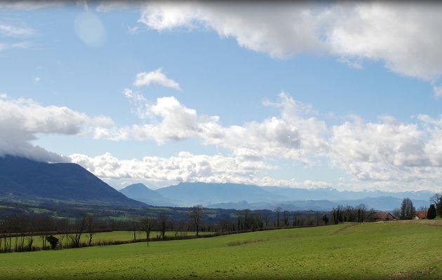 Les nuages flirtent avec la montagne