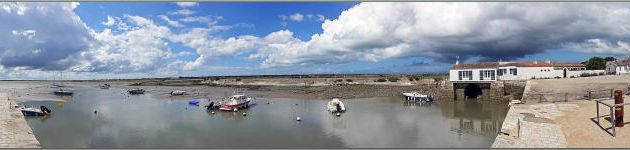 Le Port de Loix à marée montante avec son ancien moulin à marées - Ile de Ré - 17