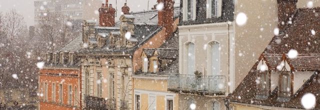 Sous les flocons de neige