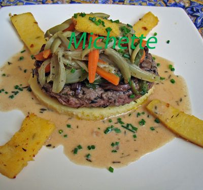 Steak haché en mille feuilles de polenta, légumes, confit d'échalotes, sauce au pécorino