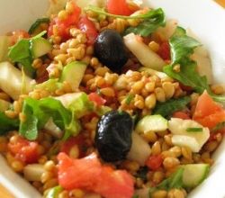 Une délicieuse salade de petit épeautre, concombre et saumon fumé !
