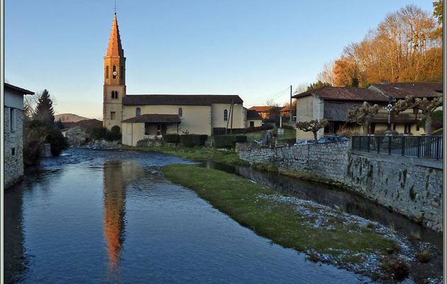 Coucher de soleil : l'église de Soueich se mirant dans le Ger - 31