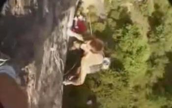 Il chute du haut d'une falaise après l'avoir escaladé
