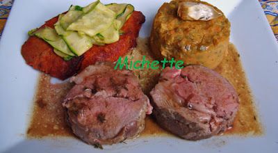 Carré d'agneau, tartine tomatée, purée de pois cassés et courgettes