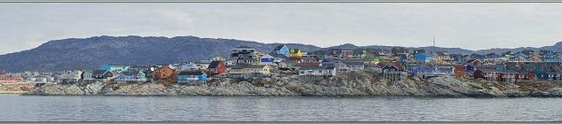  Vue panoramique d'Ilulissat à partir du bateau de promenade - Baie de Disko - Groenland