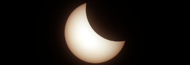 2015: L'éclipse partielle de Soleil à travers les nuages