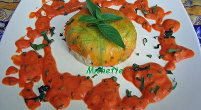Charlotte de fleur de courgette à la brandade, coulis de poivron