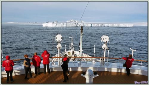 Panoramas sur Antarctic Sound vus du pont avant et du pont arrière de L'Austral - Vers Gourdin Island - Péninsule Antarctique