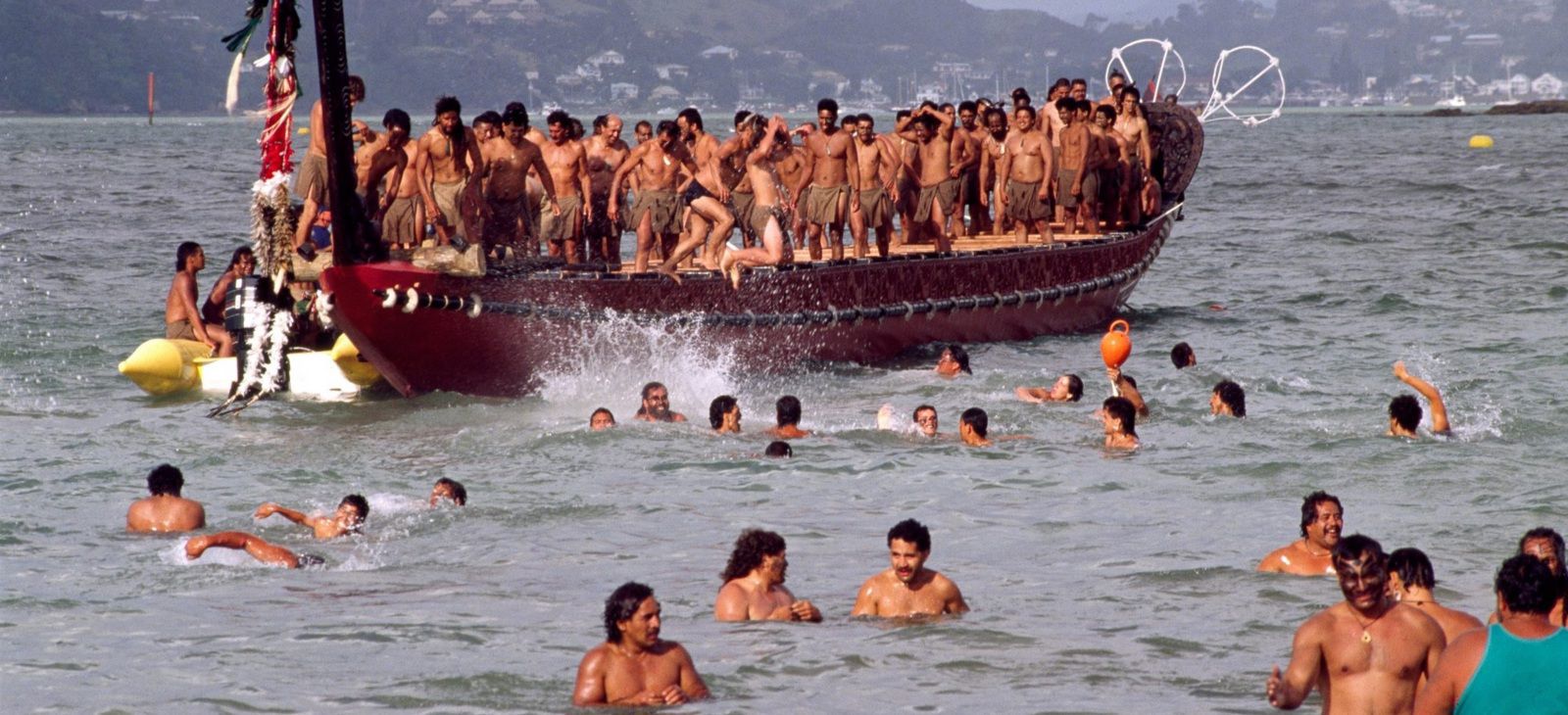 Waka taua, canoë de guerre des Maoris.jpg