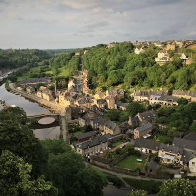 - Première apparition écrite du pont de Dinan