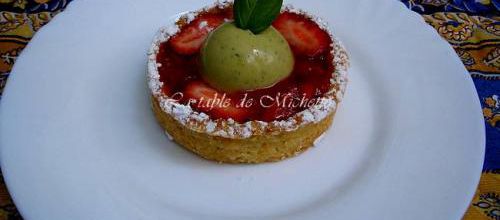 Tartelette au confit de fraises cuites et crues, bavarois au basilic