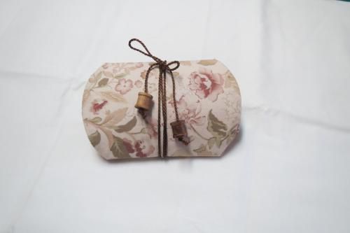 une  mini pochette pour le sac.