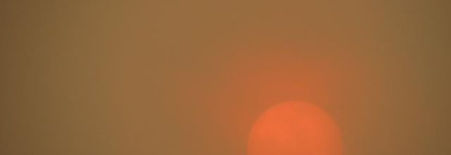 Ciel ocre soleil orangé-rouge 