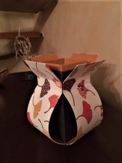 un cache vase en carton