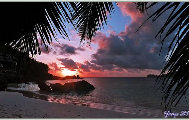Entre 18 h et 18 h 08 : coucher de soleil sur Anse Takamaka - Mahé - Seychelles