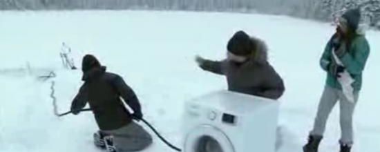 UN OURS SURGIT ALORS QU'ILS TOURNENT UNE PUBLICITE