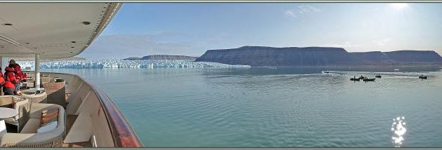 En attendant notre tour pour nous approcher du glacier en Zodiac, nous admirons son imposante muraille bourgeonnante - Croker Bay - Devon Island - Nunavut - Canada